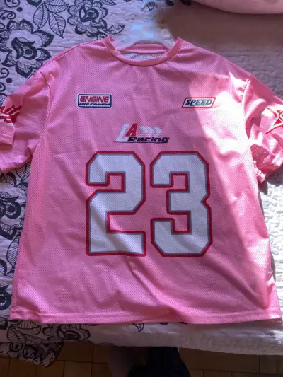 Camiseta deportiva rosa con número 23 - miniatura 1