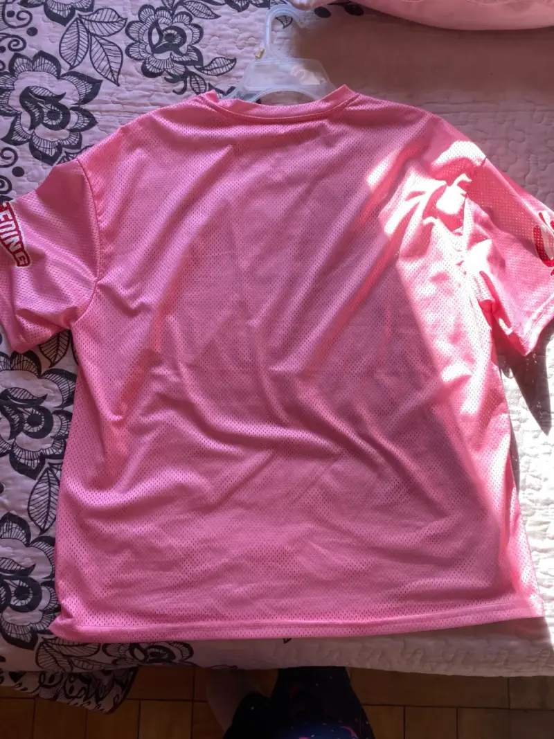 Camiseta deportiva rosa con número 23 - 2