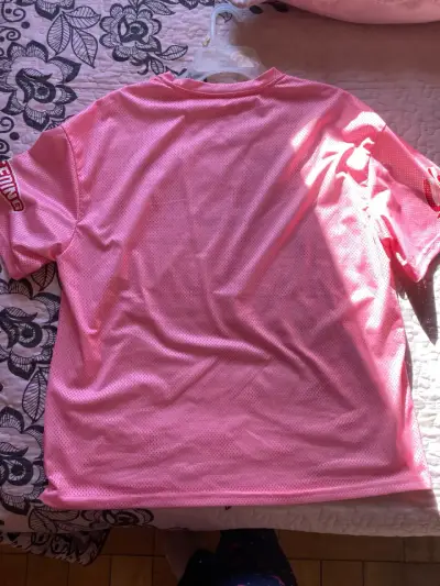 Camiseta deportiva rosa con número 23 - miniatura 2
