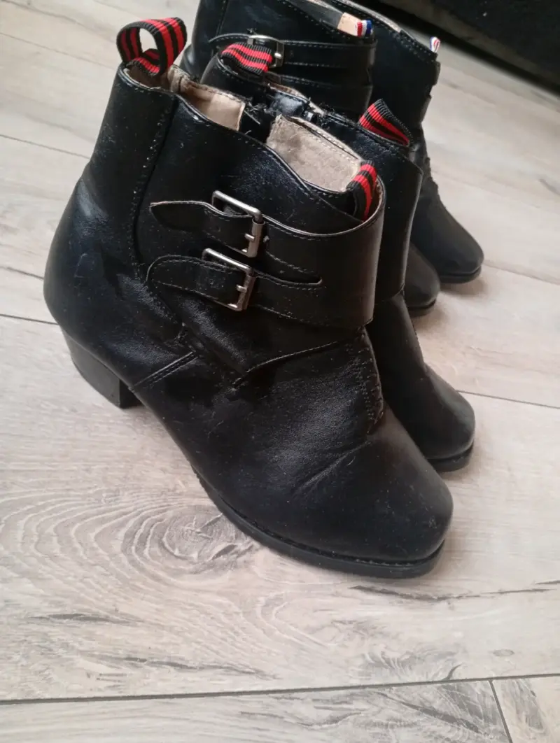 Botines negros de cuero con hebillas
