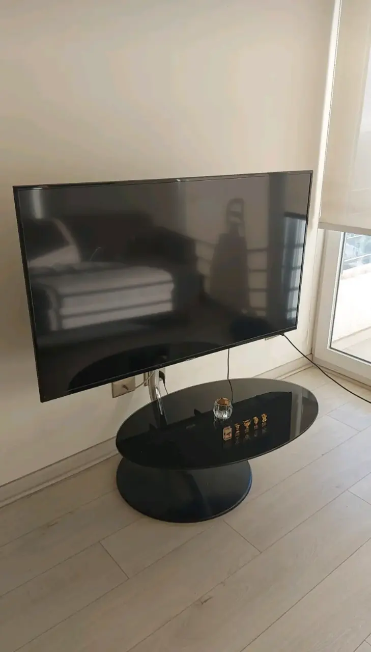 Soporte de TV con base de vidrio negro - 1