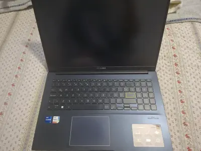 Laptop ASUS VivoBook 15 con Intel Core i5 - miniatura 3