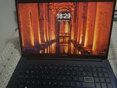 Laptop ASUS VivoBook 15 con Intel Core i5 - miniatura 5