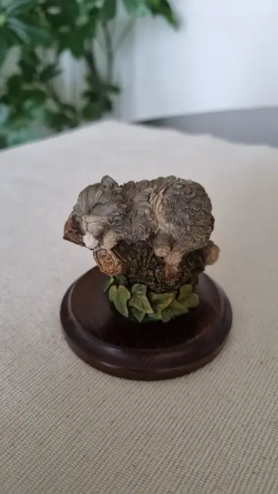 Figura  gato durmiendo en base de madera - miniatura 1