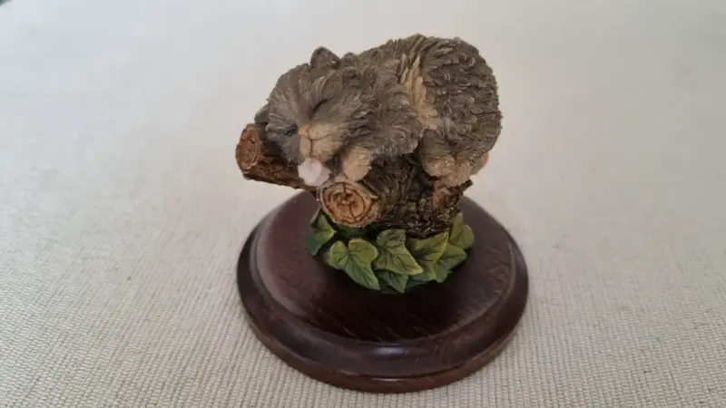 Figura gato durmiendo en base de madera - 4