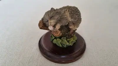 Figura  gato durmiendo en base de madera - miniatura 4