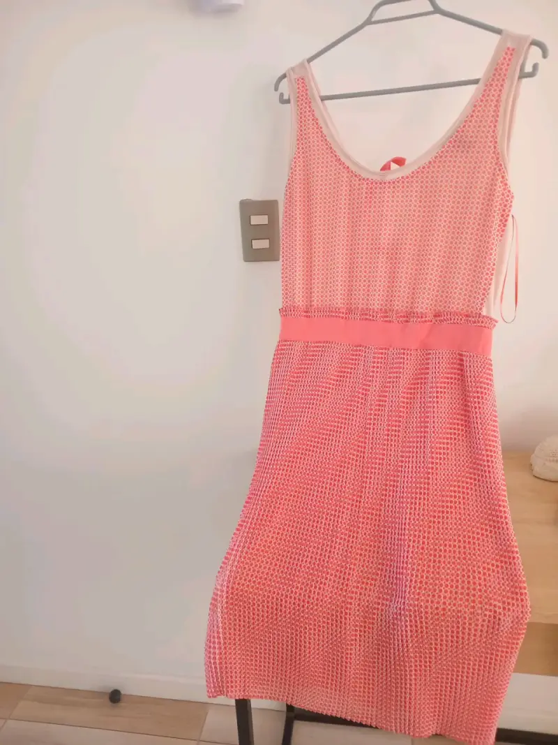 Vestido sin mangas rosa con diseño de puntos - 3