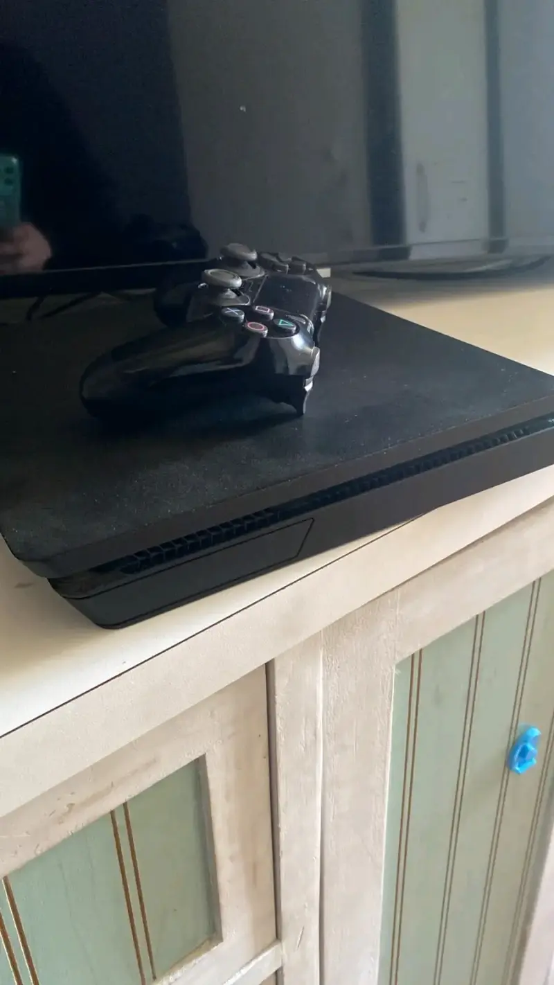 Consola PlayStation 4 Slim con Control - 3