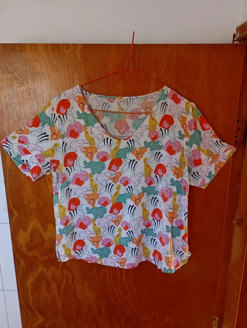 Blusa estampada de animales escote V - 1