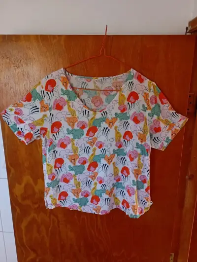 Blusa estampada de animales escote V - miniatura 1