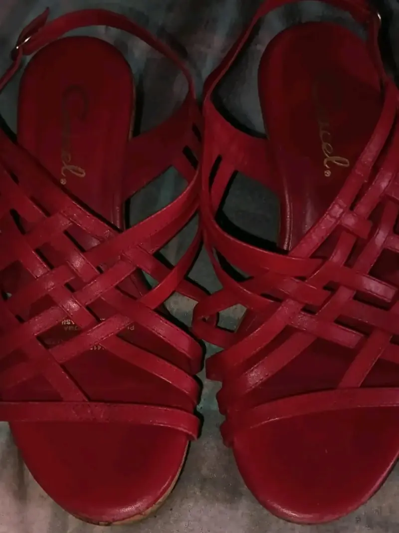 Sandalias rojas de plataforma con tiras cruzadas - 1