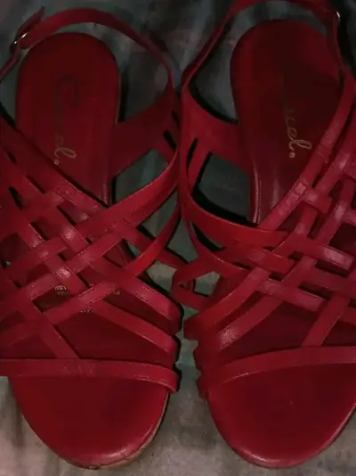 Sandalias rojas de plataforma con tiras cruzadas - miniatura 1