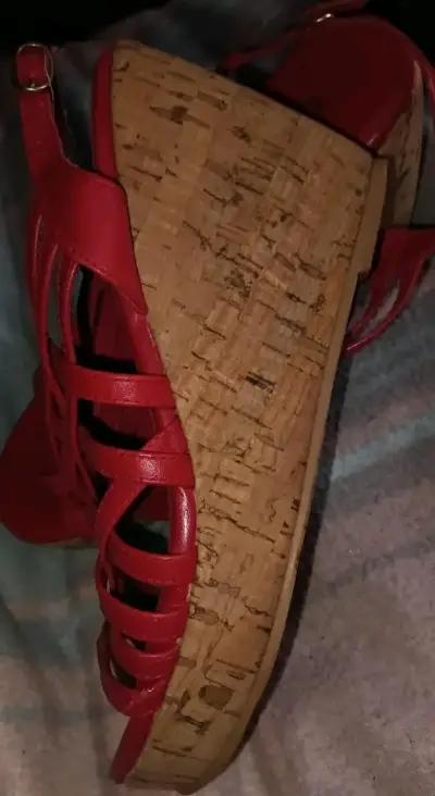 Sandalias rojas de plataforma con tiras cruzadas - miniatura 2