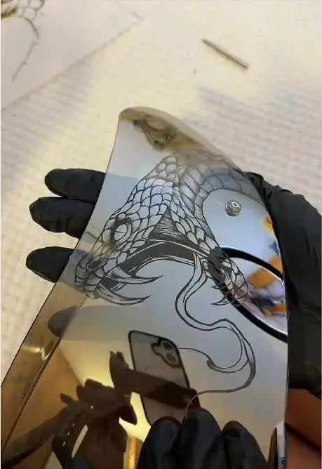 Diseño Tallado Personalizado Visera de casco - 1