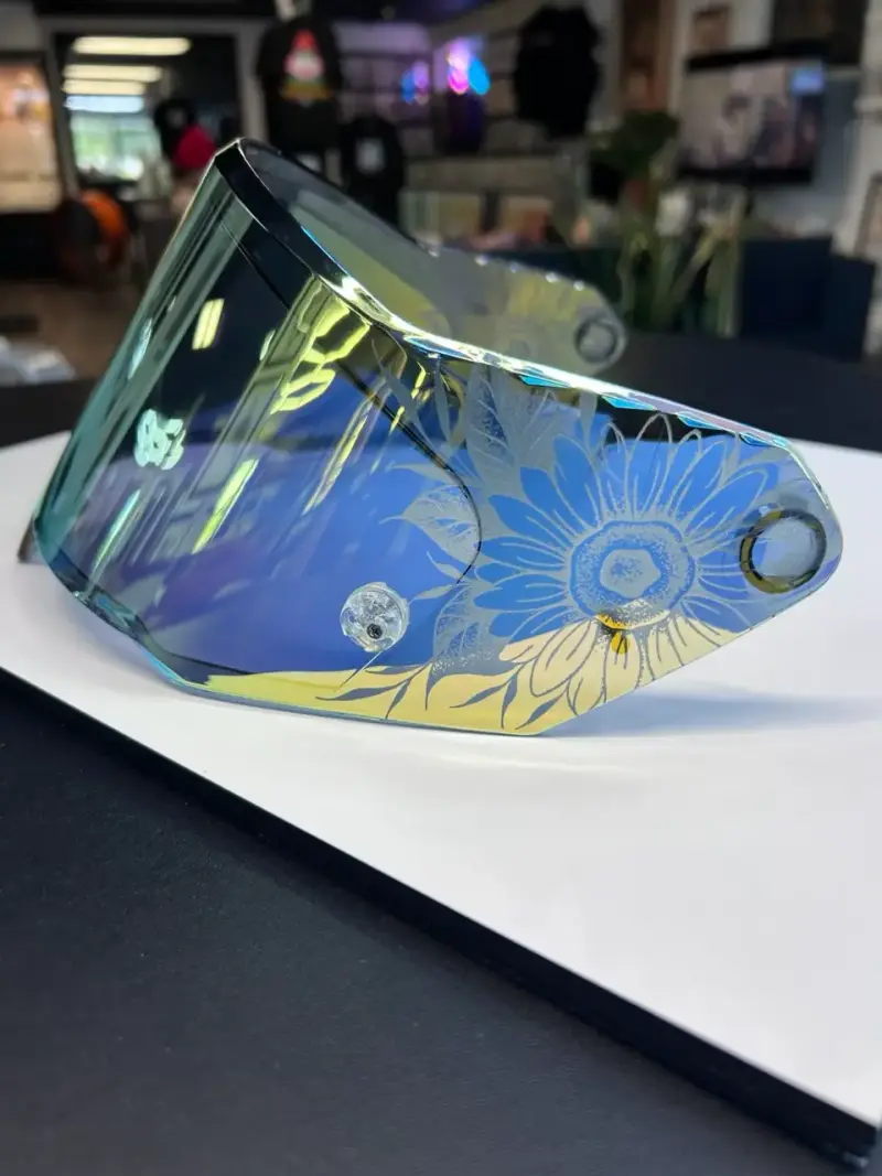 Diseño Tallado Personalizado Visera de casco - 2