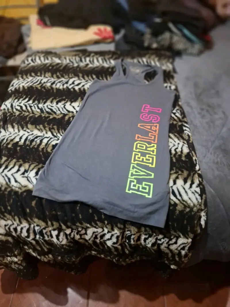 Polera sin mangas Everlast con diseño colorido - 2
