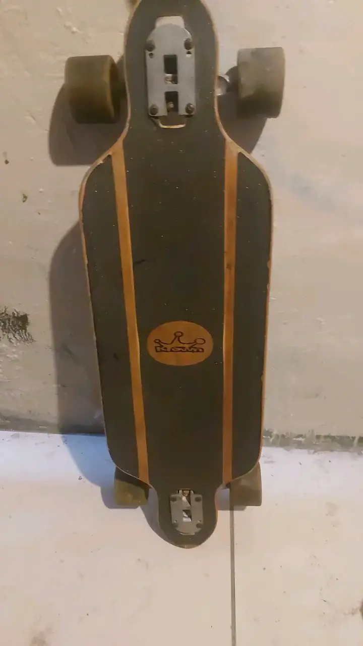 Longboard con diseño gráfico y ruedas grandes - 1