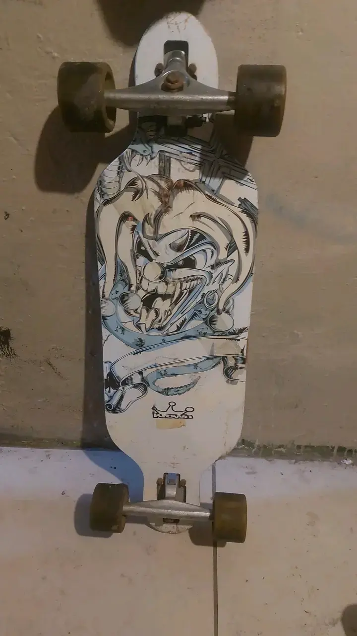 Longboard con diseño gráfico y ruedas grandes - 2