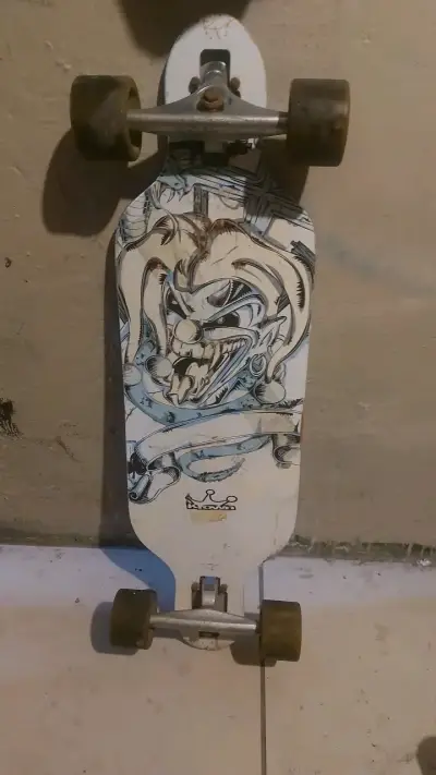 Longboard con diseño gráfico y ruedas grandes - miniatura 2