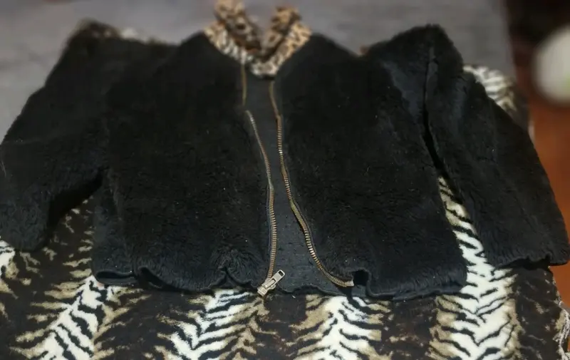 Chaqueta de felpa negra con cuello animal print