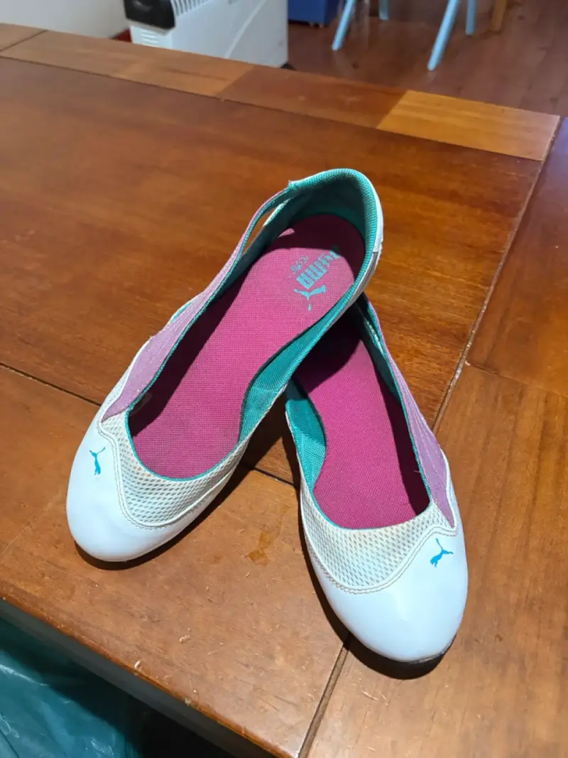 Zapatillas planas Puma blancas y rosadas - 1