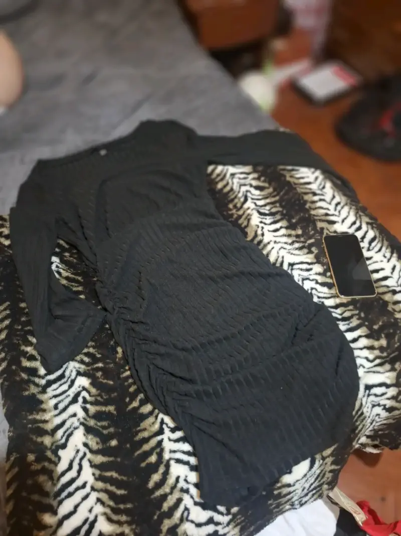 Vestido negro ajustado de manga larga