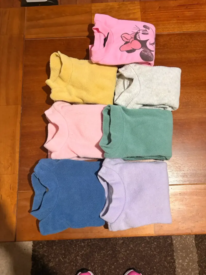 Conjunto de ropa infantil variada de colores - 1