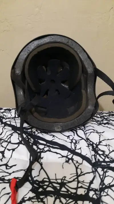 Casco de protección negro para ciclismo y skate - miniatura 1