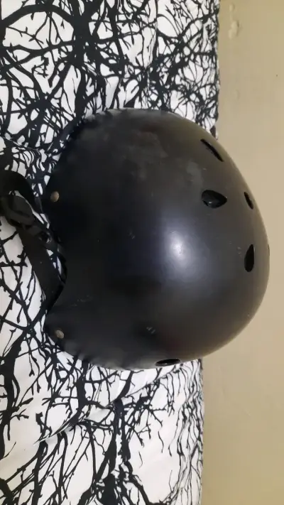 Casco de protección negro para ciclismo y skate - miniatura 2