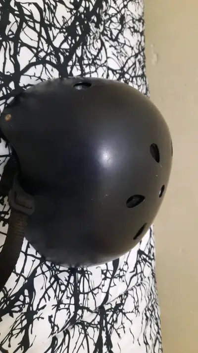 Casco de protección negro para ciclismo y skate - miniatura 3