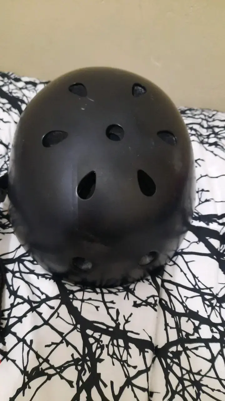 Casco de protección negro para ciclismo y skate - 4