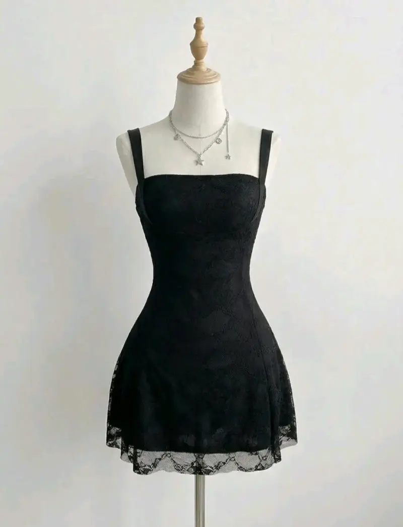 Vestido corto negro de encaje