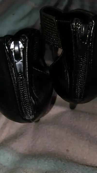Sandalias negras de tacón alto con cierre - miniatura 2