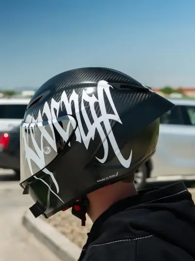 Casco de moto con diseño gráfico - miniatura 1