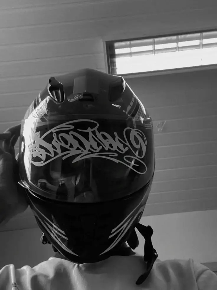 Casco de moto con diseño gráfico - 2