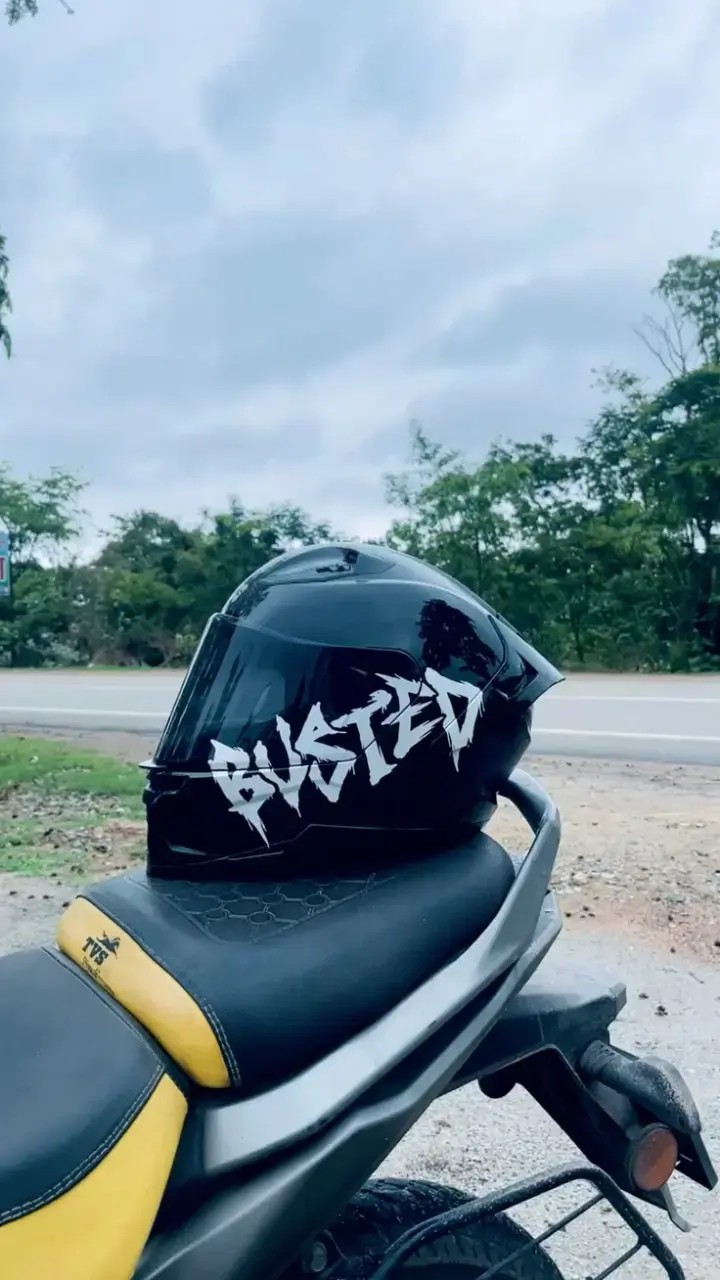 Casco de moto con diseño gráfico - 3