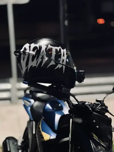 Casco de moto con diseño gráfico - miniatura 4