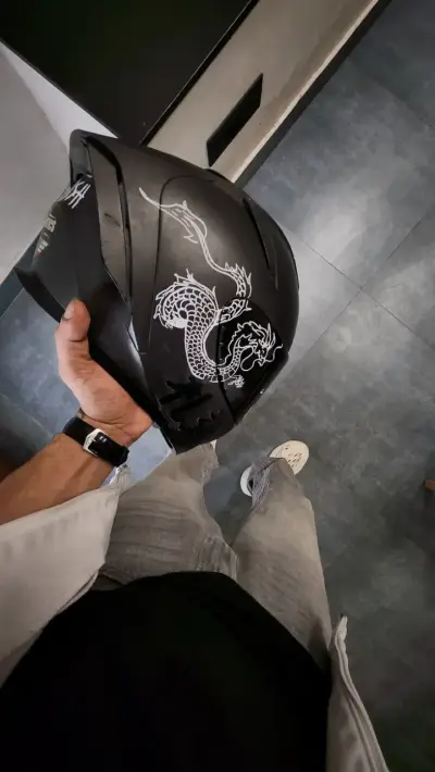 Casco de moto con diseño gráfico - miniatura 5
