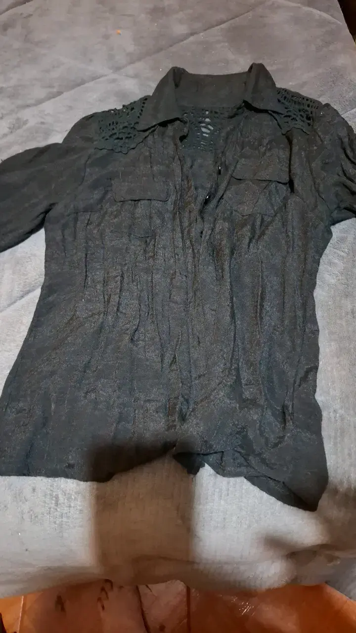 Blusa negra con detalles de encaje - 1