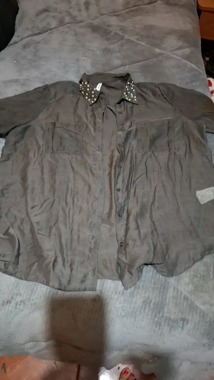 Blusa negra con detalles de encaje - 2