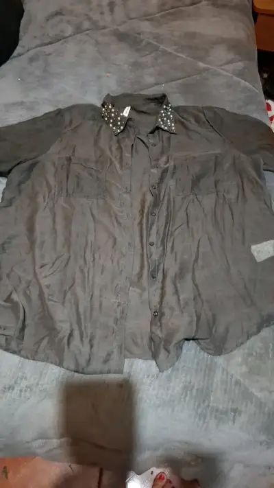 Blusa negra con detalles de encaje - miniatura 2