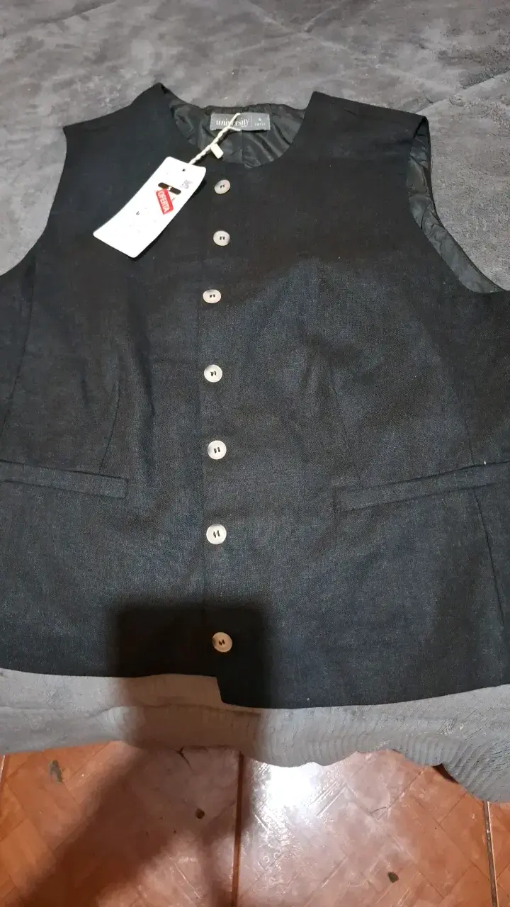Blusa negra con detalles de encaje - 3