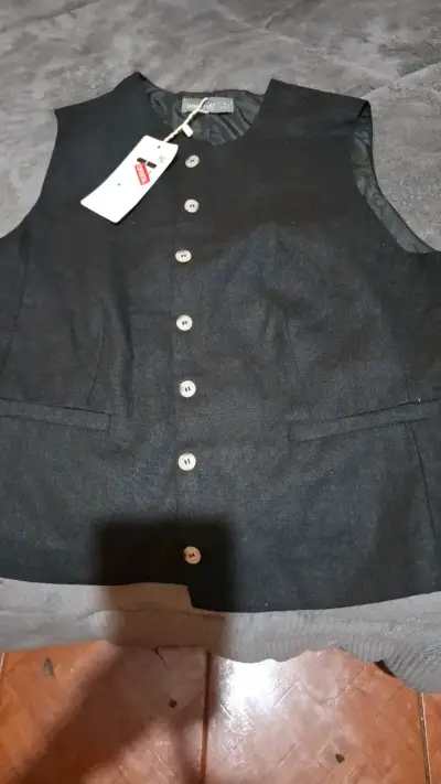 Blusa negra con detalles de encaje - miniatura 3