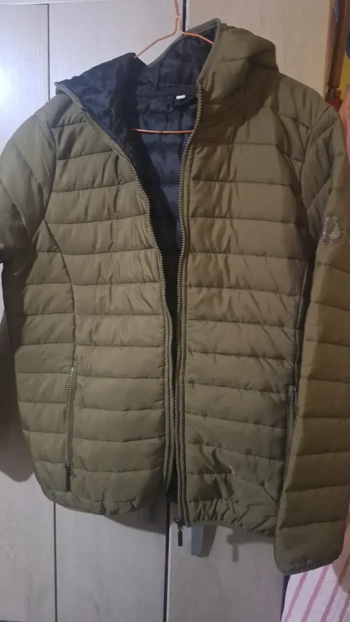 Chaqueta acolchada verde oliva con capucha