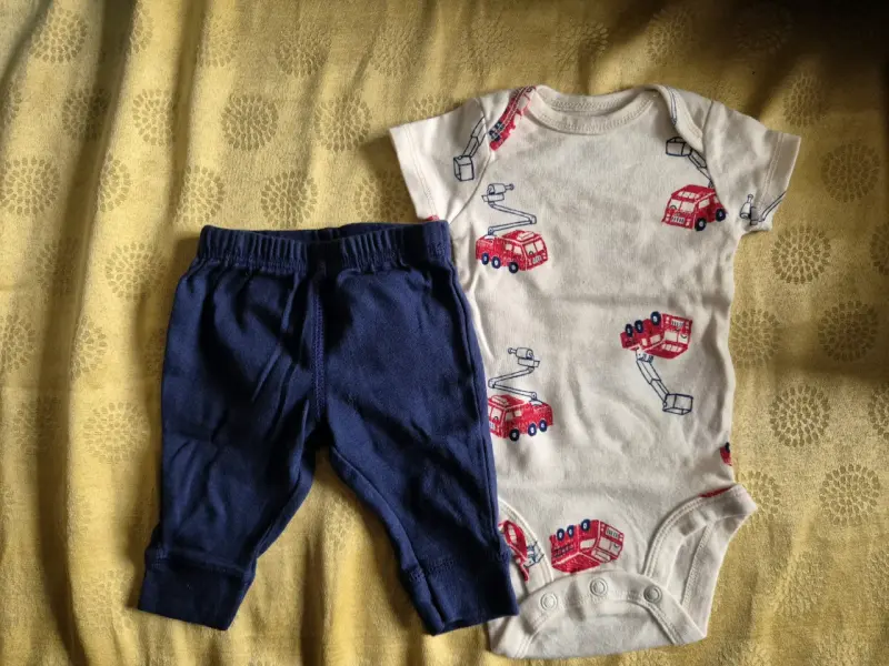 Conjunto de bebé con diseño de camiones - 1