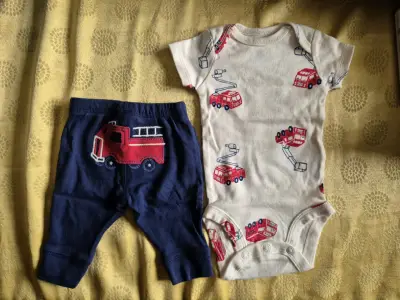 Conjunto de bebé con diseño de camiones - miniatura 2