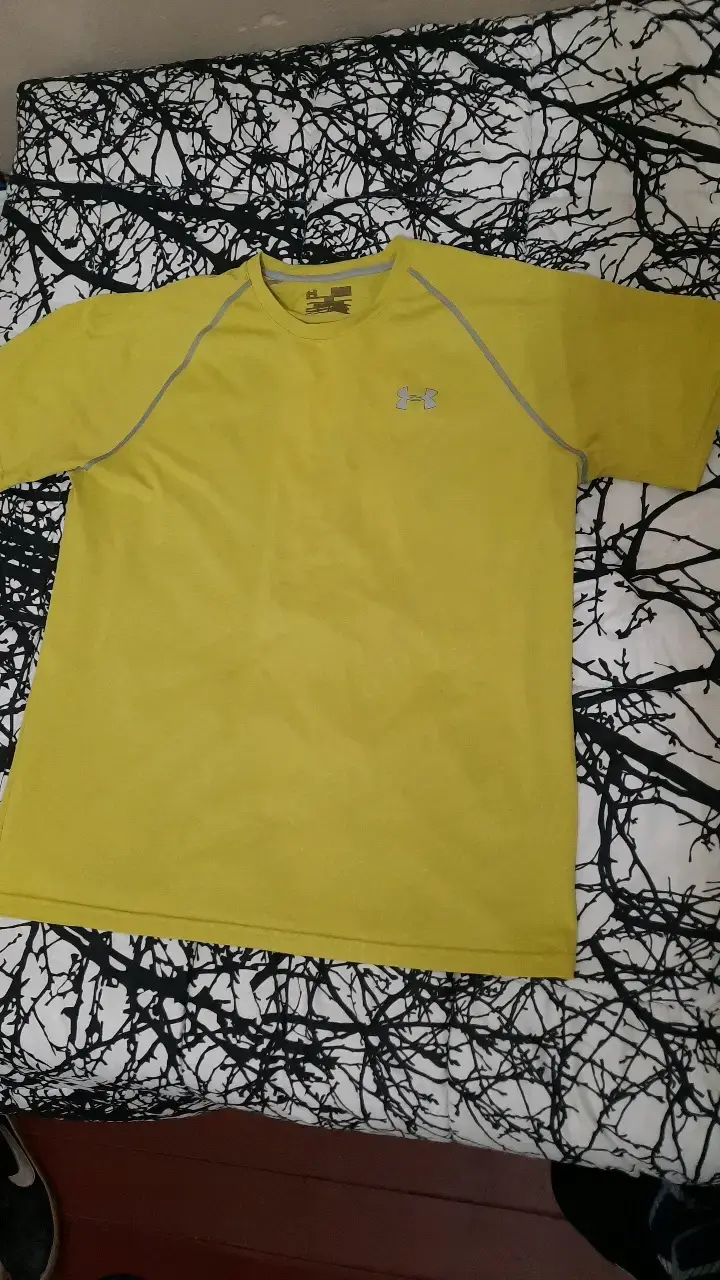 Polera deportiva amarilla Under Armour - 1