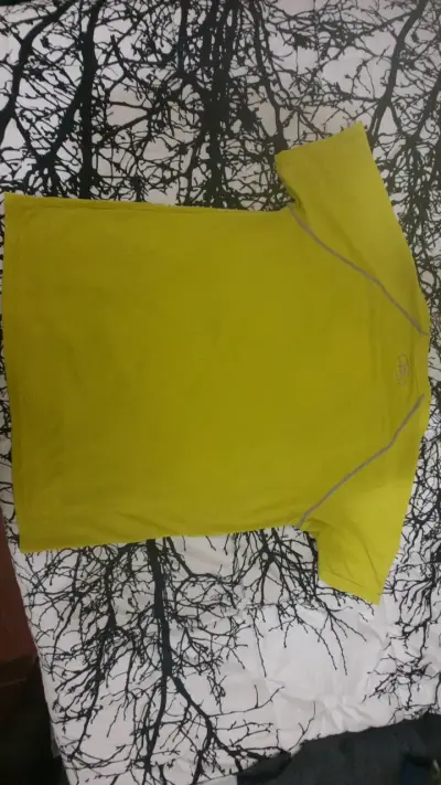 Polera deportiva amarilla Under Armour - miniatura 2