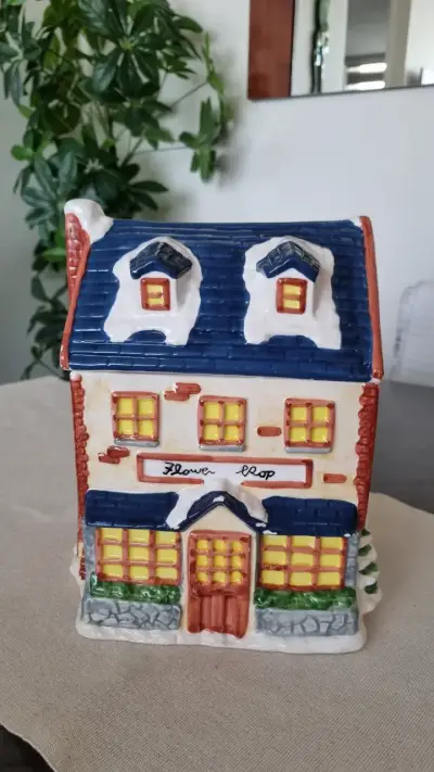 Casa decorativa de cerámica estilo tienda de flores - miniatura 1