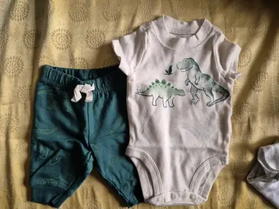 Conjunto de bebé con diseño de dinosaurios - miniatura 1